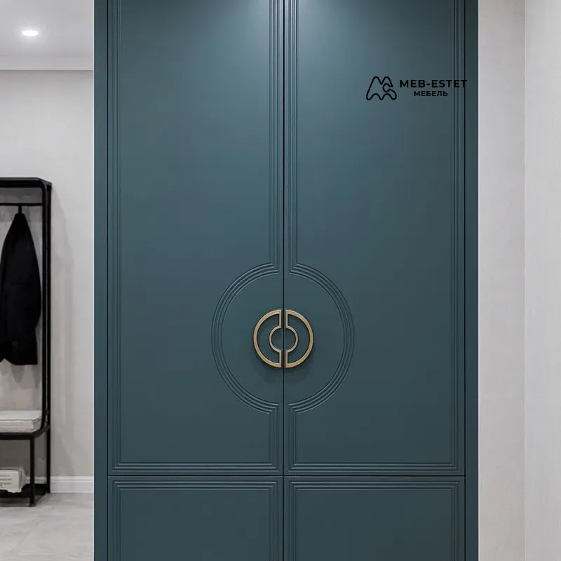 Встроенный шкаф с молдингом