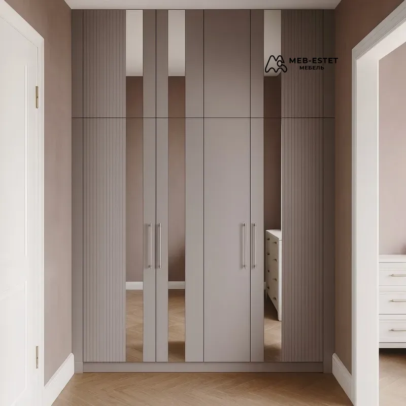 Встроенный распашной шкаф с зеркалами