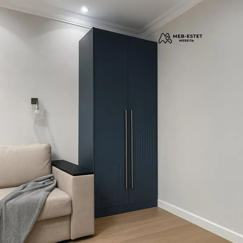 Узкий синий шкаф с ручками