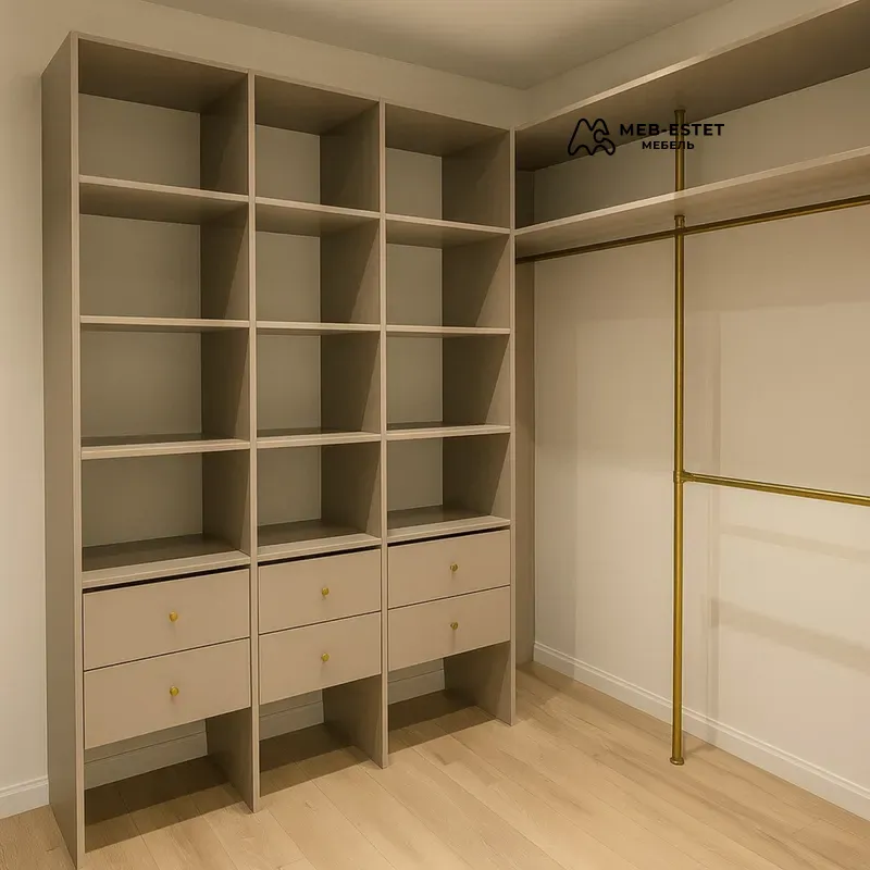 Гардеробная с открытыми полками бежевая