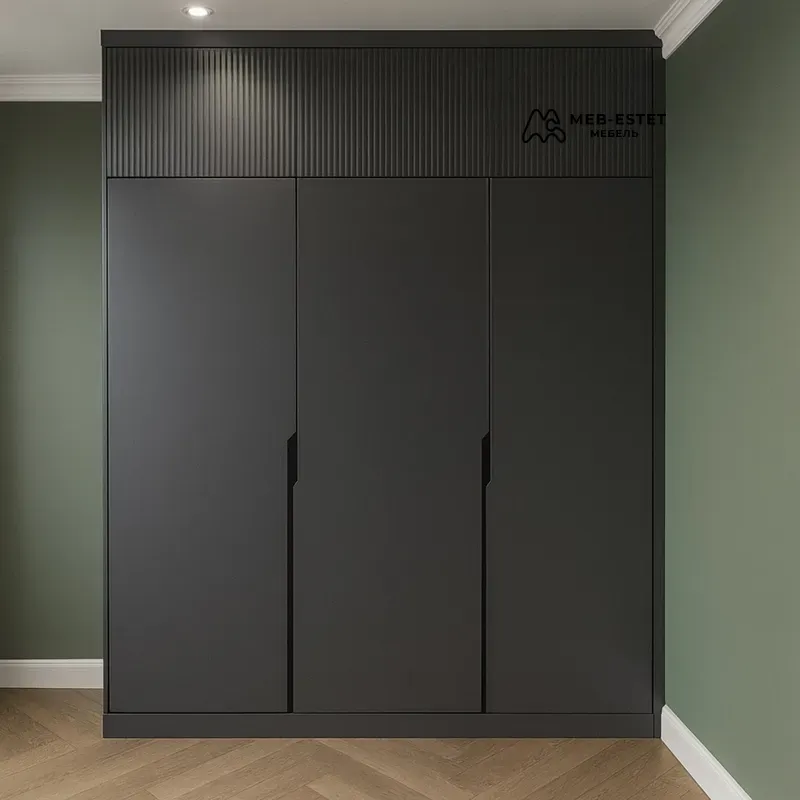 Встроенный черный шкаф 3 двери