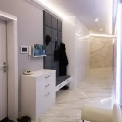 Белая глянцевая прихожая