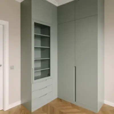 Угловой встроенный шкаф