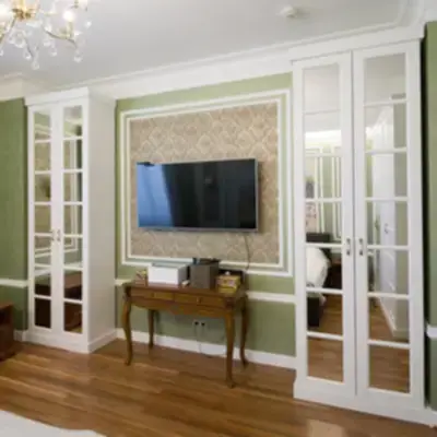 Белые шкафы в спальне