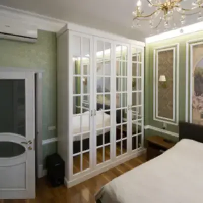 Классический шкаф для спальни