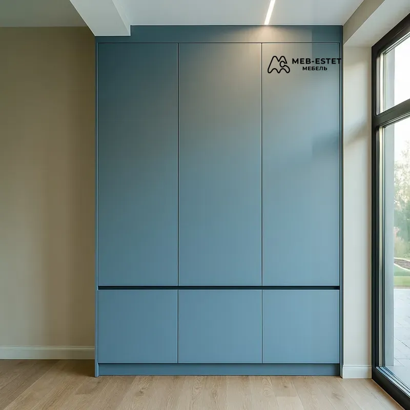 Встроенный распашной шкаф синий
