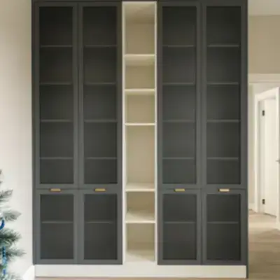 Встроенная стенка с витринами