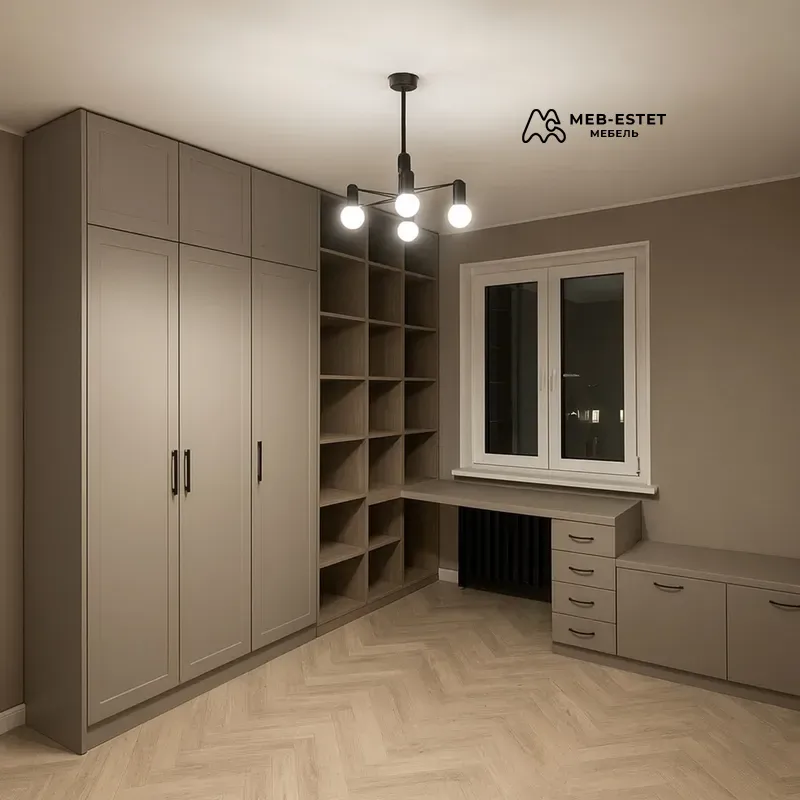 Угловая гардеробная со столом