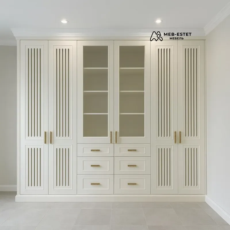 Классический встроенный шкаф с витриной