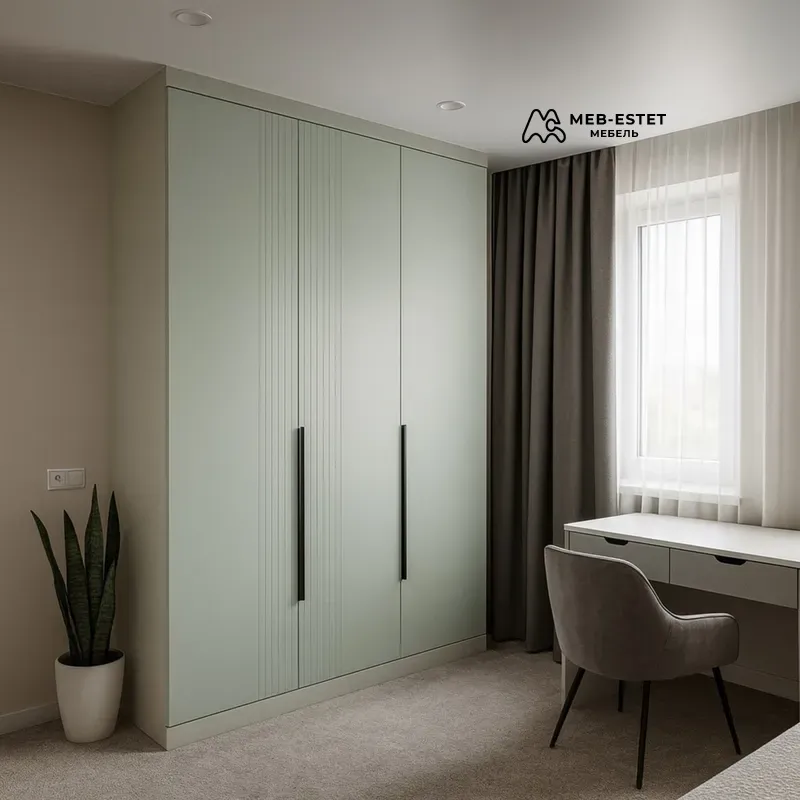 Пастельный распашной шкаф 3 двери