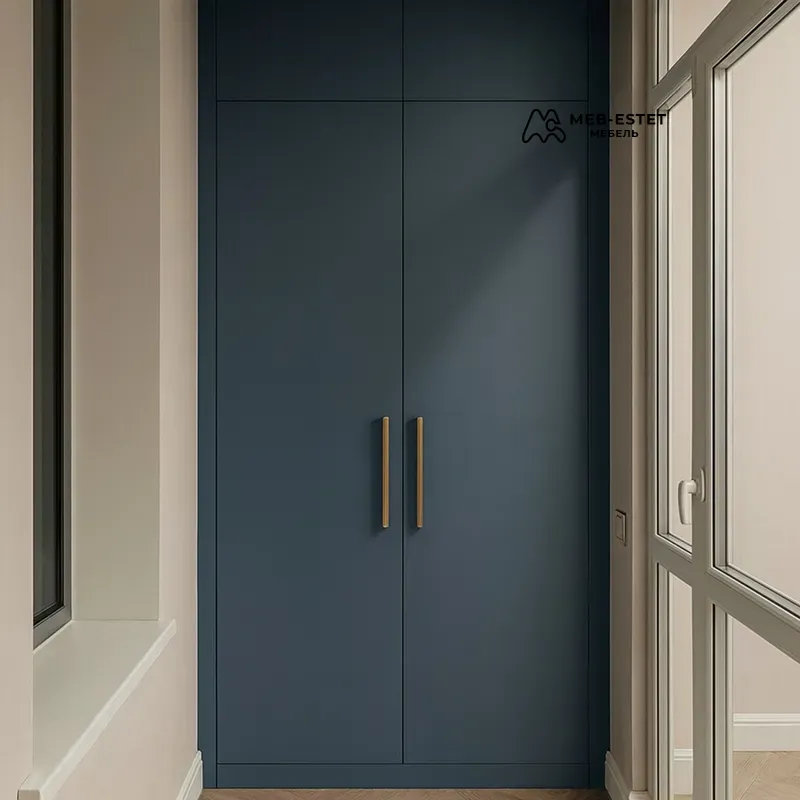 Встроенный синий шкаф балкон